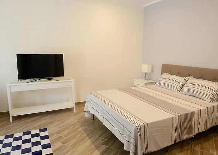 Fronte Del Porto Bed and Breakfast